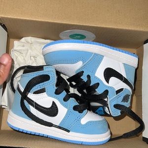 4C university blue Jordan's